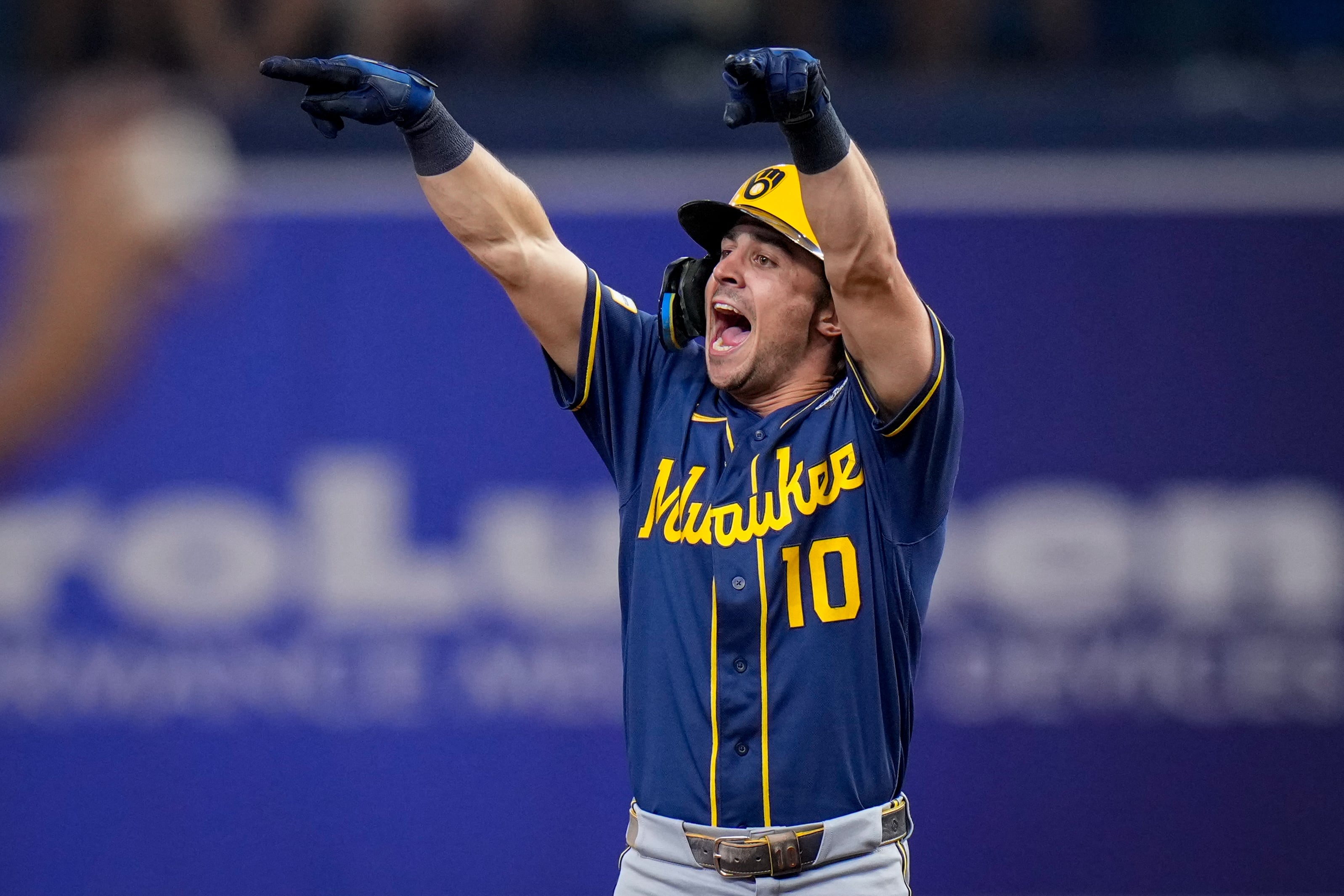 Brewers Beat Rays 10-1 in World Series Game 3