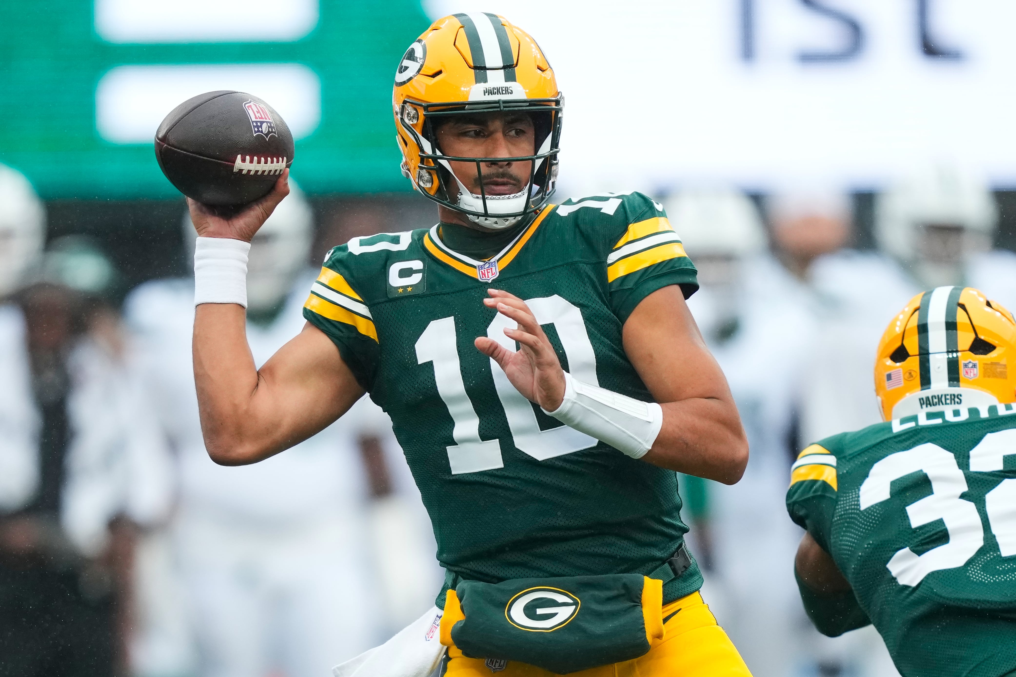 Falcons Lead Packers 10-7 in Second Quarter at Lambeau Field