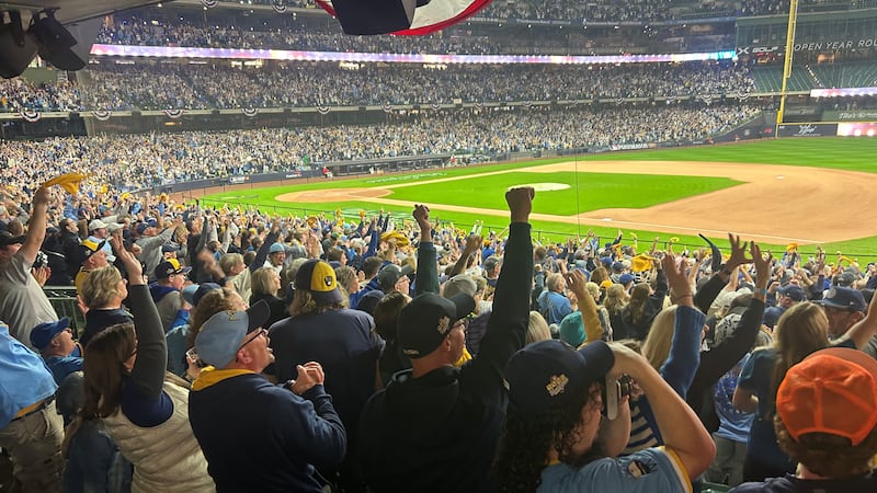 Fans at Am Fam react to Brewers getting on the score board